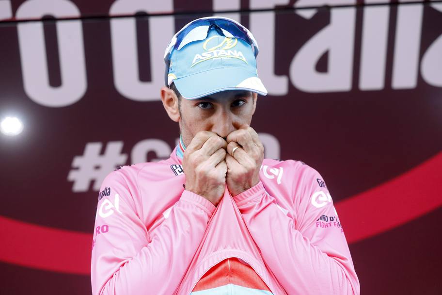 Vincenzo Nibali è in maglia rosa sul traguardo di Sant&#39;Anna di Vinadio con 52&#39;&#39; di vantaggio  su Esteban Chaves. Bettini